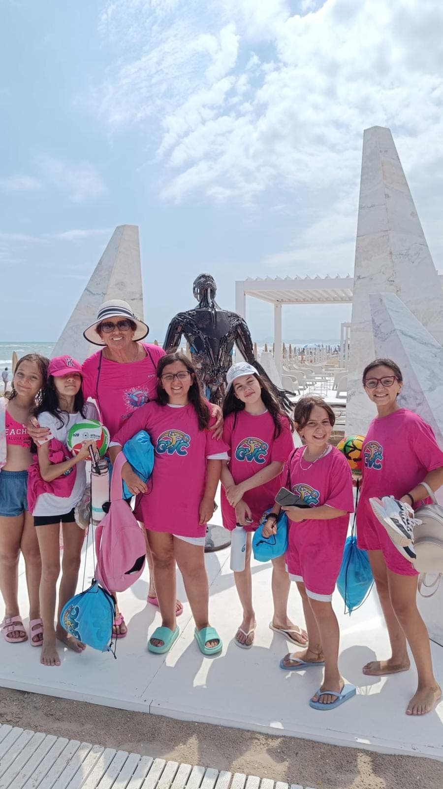 Gruppo di atlete GiocaVolley sul lungomare durante il camp estivo