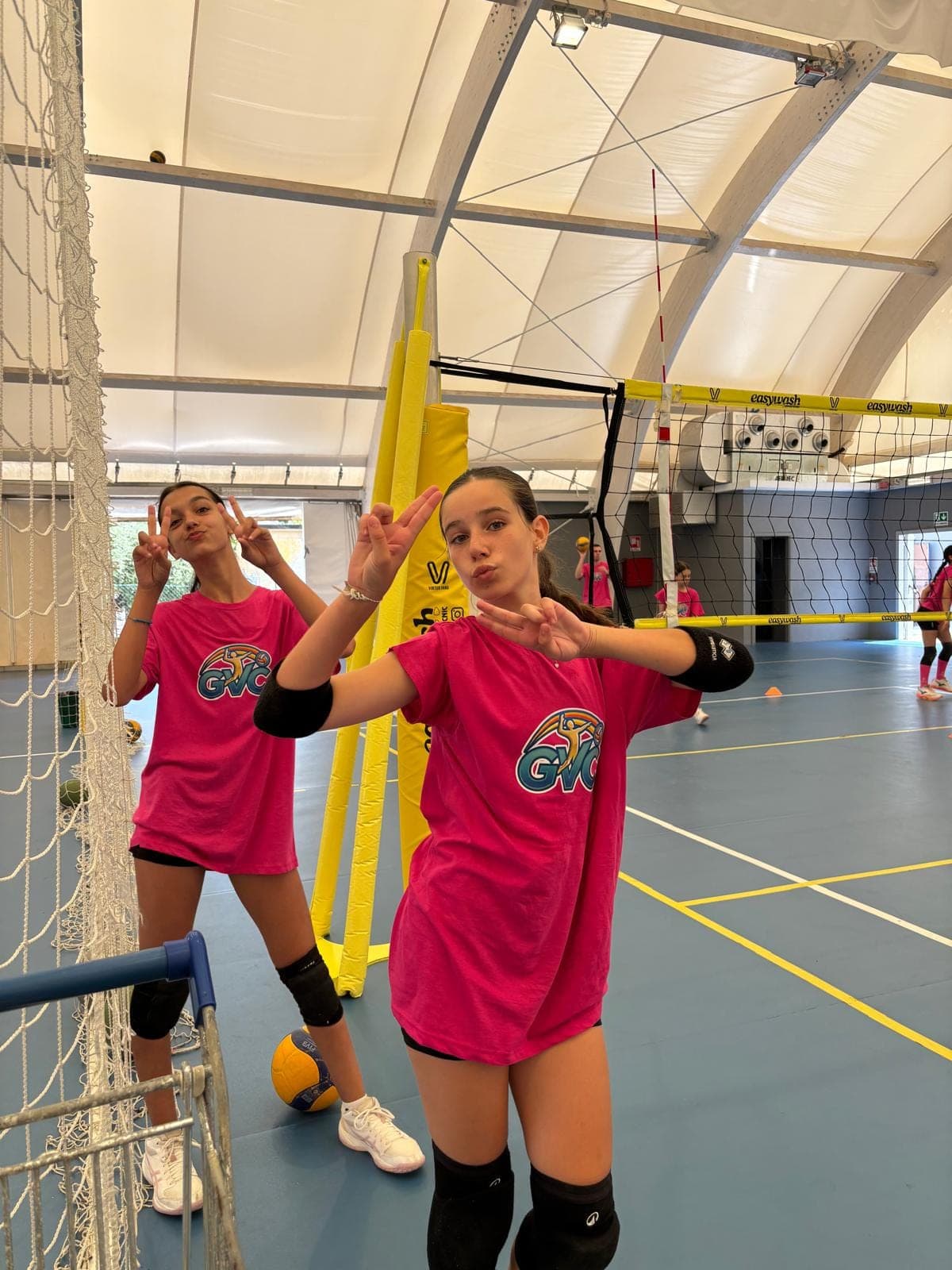 Due atlete GiocaVolley in palestra accanto alla rete