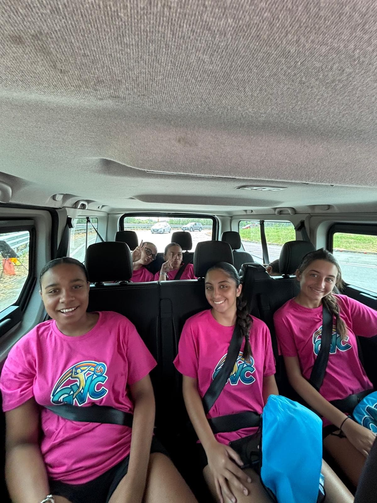 Atlete GiocaVolley sorridenti in viaggio verso il torneo