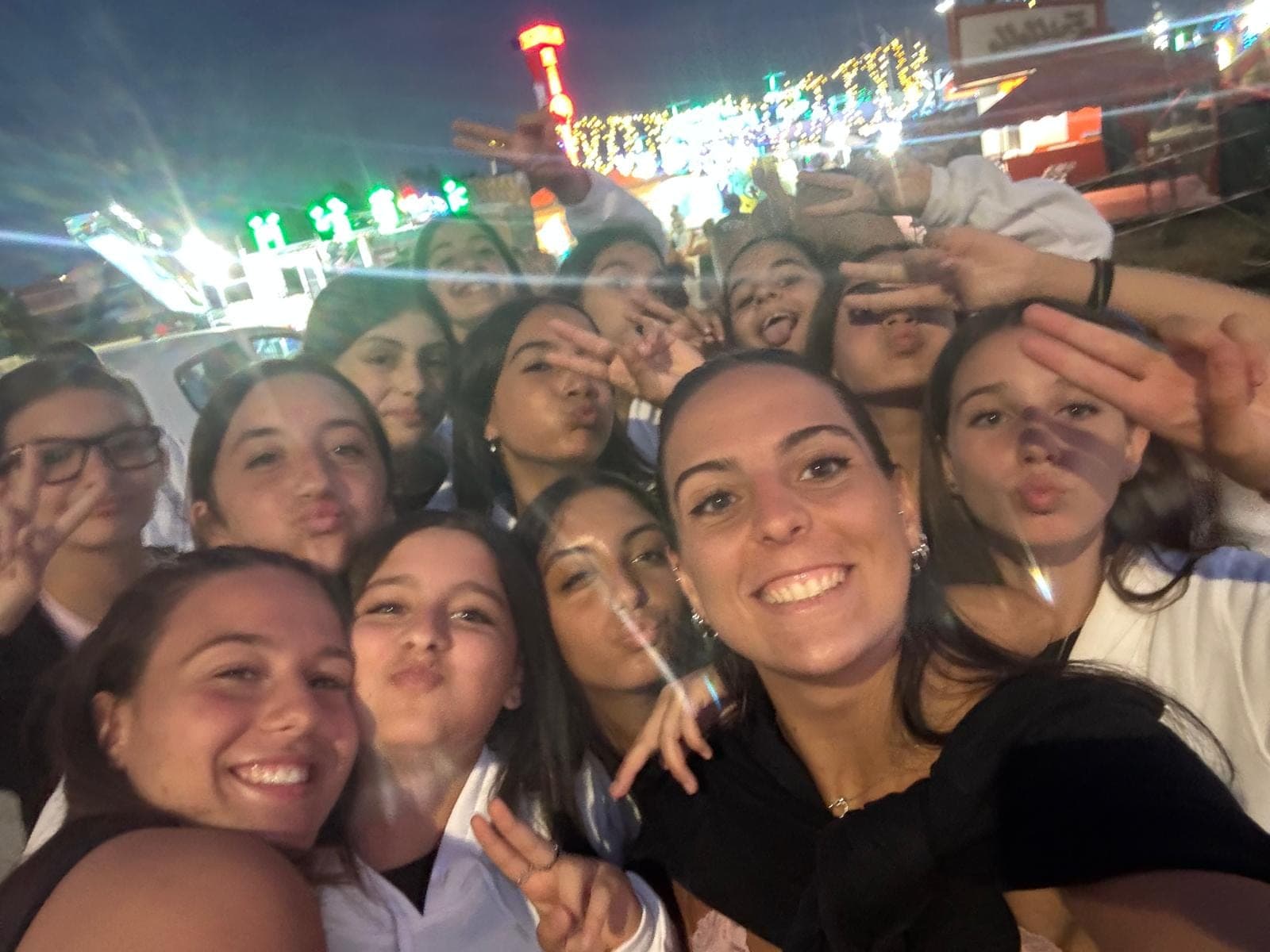 Selfie di gruppo delle atlete GiocaVolley in una serata insieme